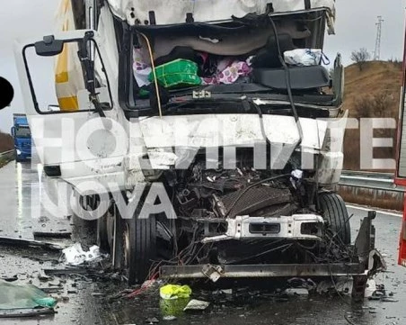 Камион се вряза в опашка от тирове на 