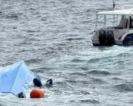 Лодка с френски туристи се преобърна в Оман, има загинали