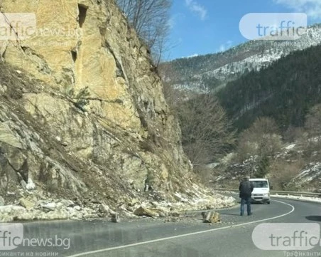 Свлачище затрудниха движението по път в Родопите
