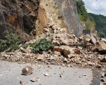 Затварят прохода Троян-Кърнаре заради свлачище