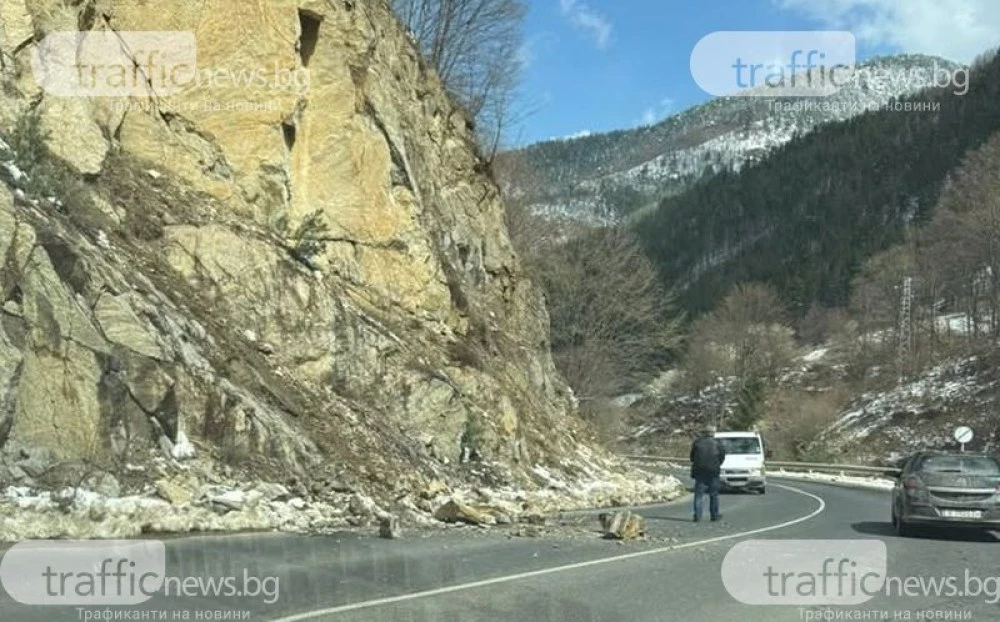 Свлачище затрудниха движението по път в Родопите