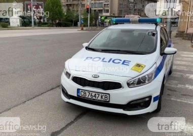 Хладнокръвна вандалска атака в Пловдив: Жена наряза гумите на бус, счупи чистачките на кола