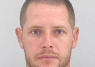 Издирват 31-годишен,  убил жена си пред очите на детето им