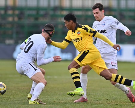 Ботев победи Спартак Варна в контрола, линейка влезе на терена