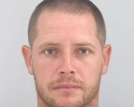 Издирват 31-годишен,  убил жена си пред очите на детето им