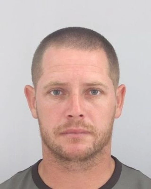 Издирват 31-годишен,  убил жена си пред очите на детето им