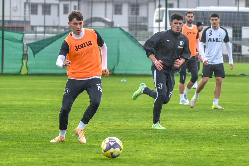 Синът на Кривия със съмнения за тежка контузия, напусна лагера на Локо в Турция