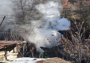 Деветгодишно дете е с изгаряния, опитало да запали печка на дърва с бензин