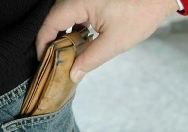 Две жени отмъкнаха 18 000 лева от джоба на мъж в столичен мол