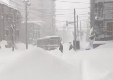 Издадоха предупреждения за силни снеговалежи по крайбрежието на Японско море