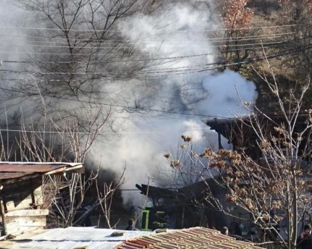 Деветгодишно дете е с изгаряния, опитало да запали печка на дърва с бензин