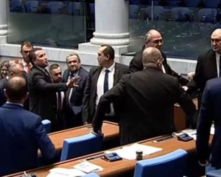 Квестори попречиха на депутати от АПС и 