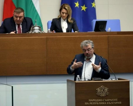 Напрежение в парламента: Манол Пейков отказа да слезе от трибуната, опита да залее с вода друг депутат