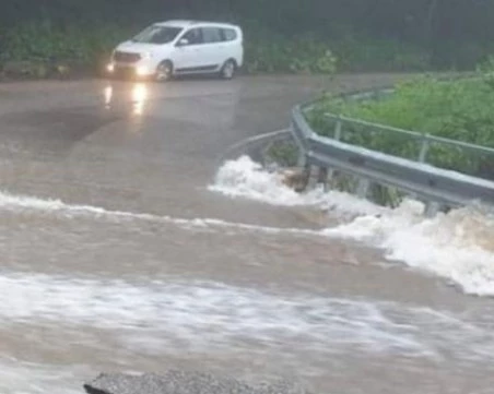 Наводни се част от пътя Ивайловград - Славеево, движението е блокирано