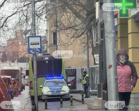 Пътник падна в автобус в Пловдив след рязко спиране СНИМКИ