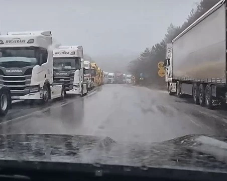 Превозвачите в Черна гора прекратиха блокадите по границите