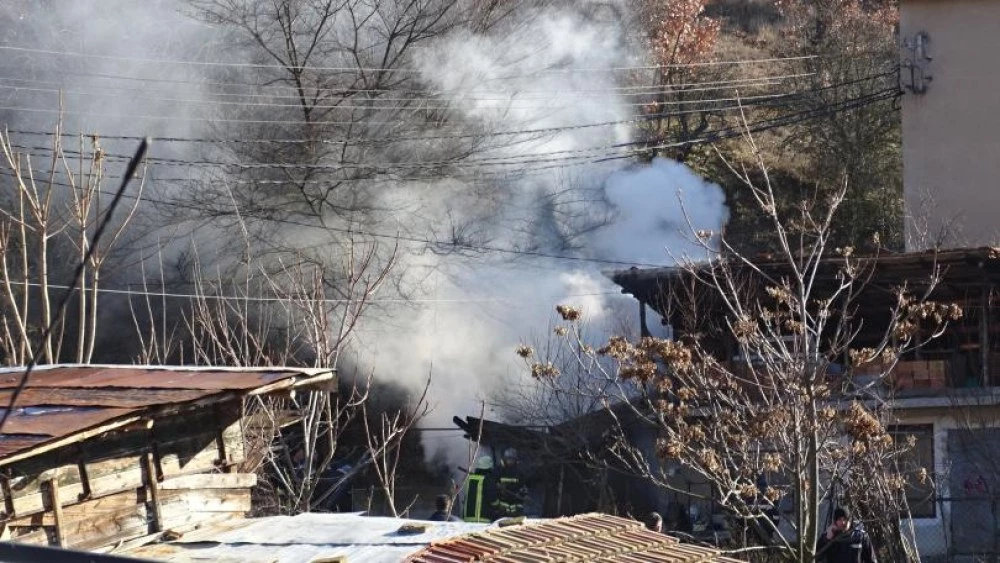 Деветгодишно дете е с изгаряния, опитало да запали печка на дърва с бензин