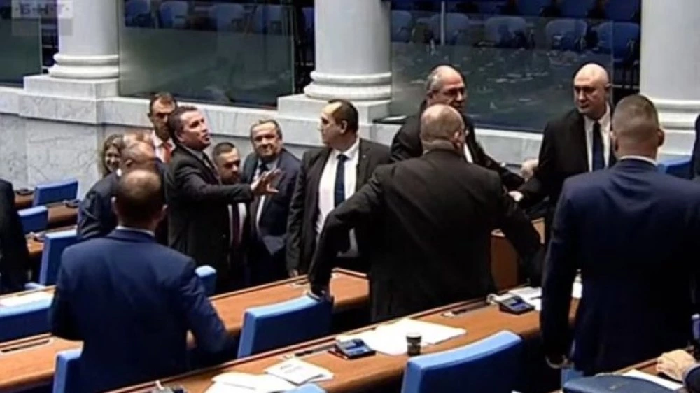 Квестори попречиха на депутати от АПС и 