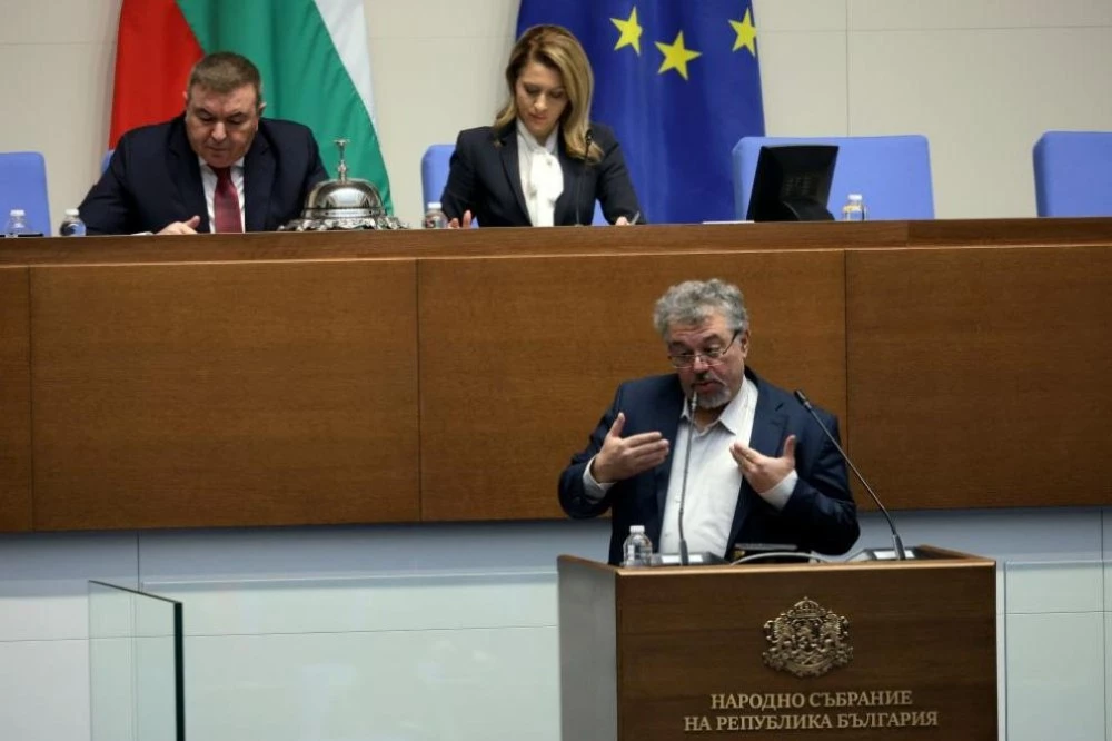 Напрежение в парламента: Манол Пейков отказа да слезе от трибуната, опита да залее с вода друг депутат