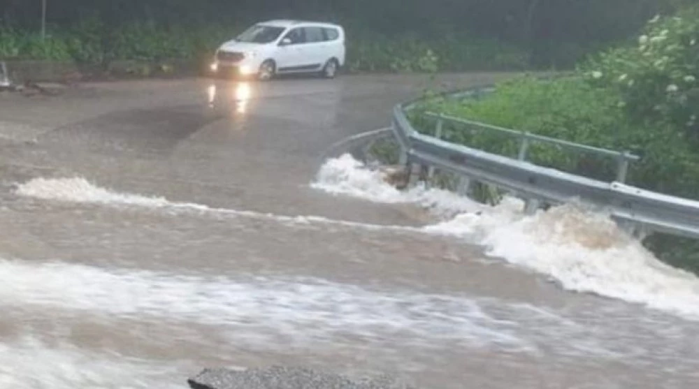 Наводни се част от пътя Ивайловград - Славеево, движението е блокирано