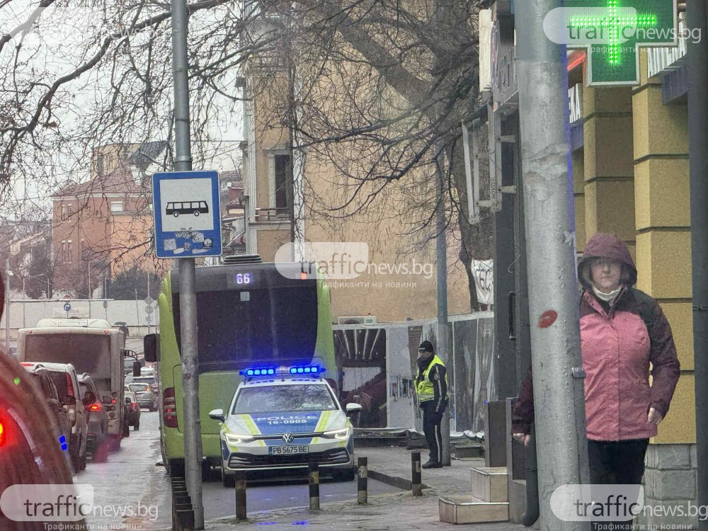 Пътник падна в автобус в Пловдив след рязко спиране СНИМКИ