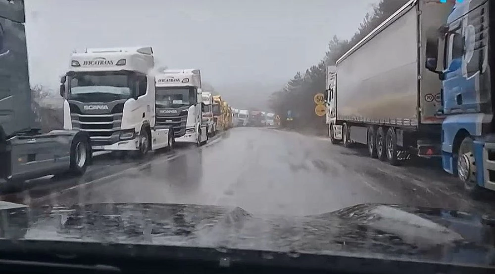 Превозвачите в Черна гора прекратиха блокадите по границите