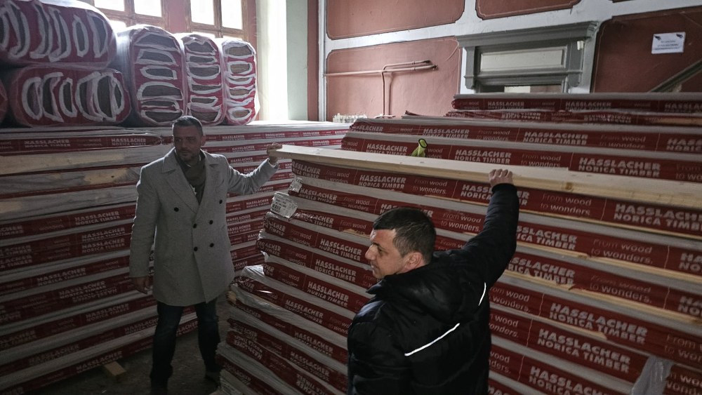 Ремонтът на Хуманитарната гимназия приключва до края на май? СНИМКИ