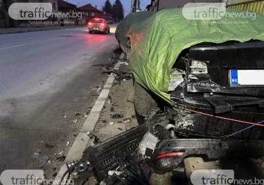 Пиян шофьор с БМВ помля няколко коли и се преобърна в Пазарджишко, петима са ранени