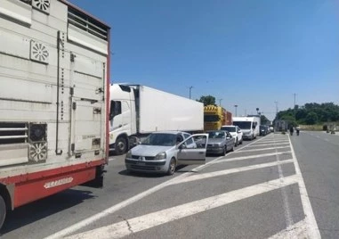 Сърбия блокира тежкотоварния трафик на всички гранични пунктове с България