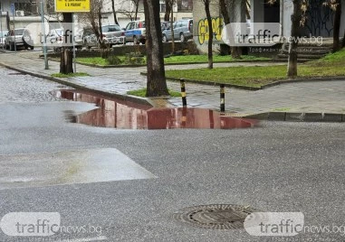 Служители на „Чистота превърнали локвите в „Червено кадифе ВИДЕО