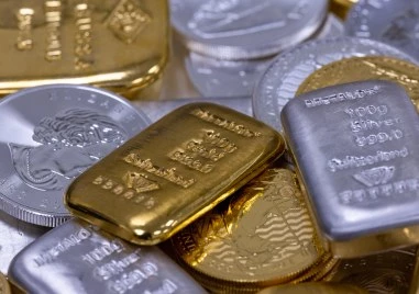 Цената на златото се понижи първоначално с над 8 на