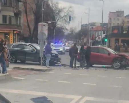 Катастрофа на възлово кръстовище в Пловдив сериозно затруднява движението