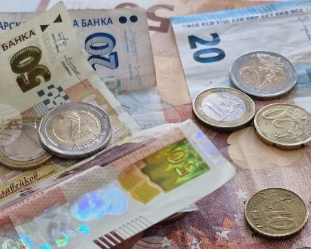 Левът остава в историята: От днес се разплащаме само с евро