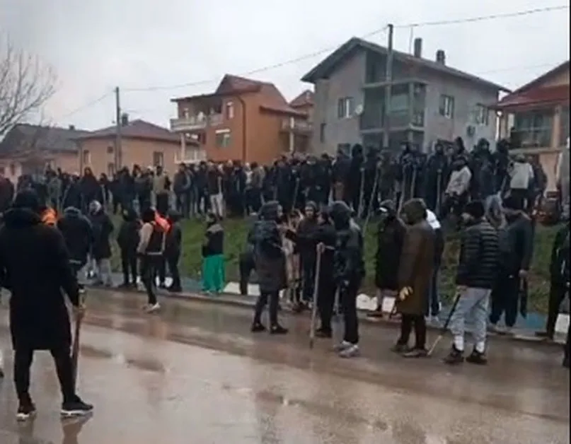 Напрежение в Буковлък: Роми с палки и лопати, полицията затвори входовете и изходите ВИДЕО