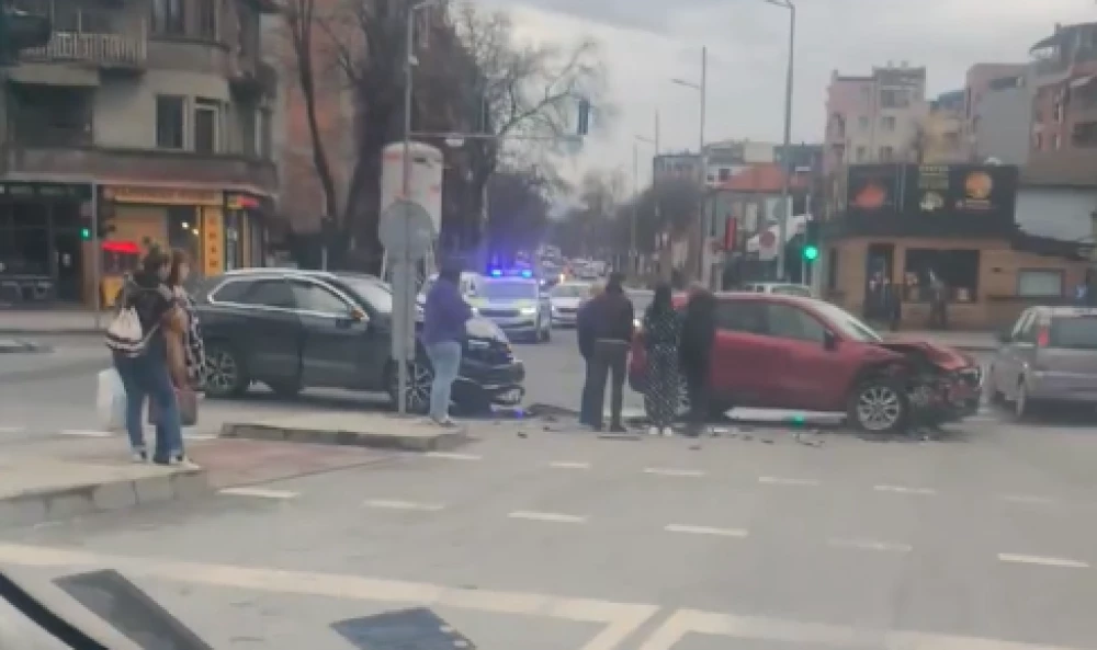 Катастрофа на възлово кръстовище в Пловдив сериозно затруднява движението