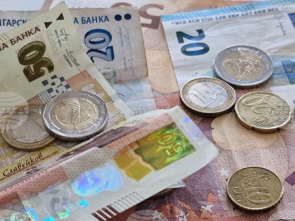 Левът остава в историята: От днес се разплащаме само с евро