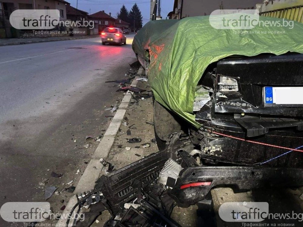Пиян шофьор с БМВ помля няколко коли и се преобърна в Пазарджишко, петима са ранени
