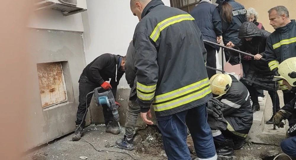 Строители зазидаха живо коте в стена в Бургас и отказаха да я разбият