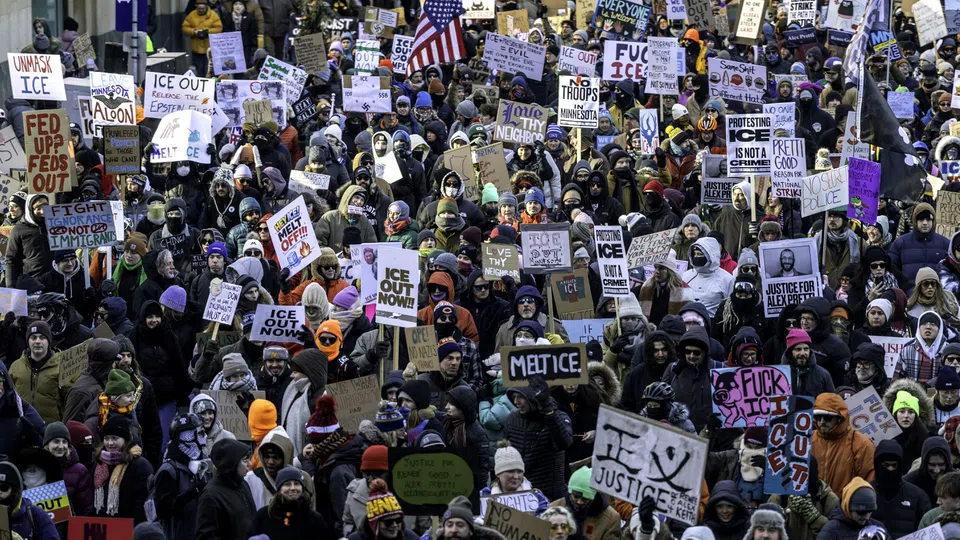 Хиляди демонстранти изпълниха днес улиците на Минеаполис а студенти от