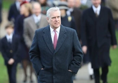 Нов пакет от документи, свързани с Епстийн, показват бившия принц Андрю коленичил над легнала жена