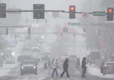 Нова зимна буря връхлетя САЩ, редуват се силен вятър и сняг