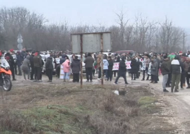 Протестиращи затвориха пътя между Плевен и Луковит край Телиш