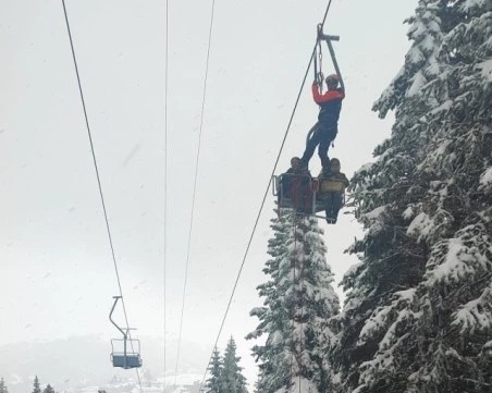 Над 50 души бяха блокирани на кабинков лифт в Бурса