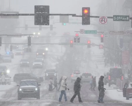 Нова зимна буря връхлетя САЩ, редуват се силен вятър и сняг