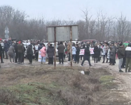 Протестиращи затвориха пътя между Плевен и Луковит край Телиш
