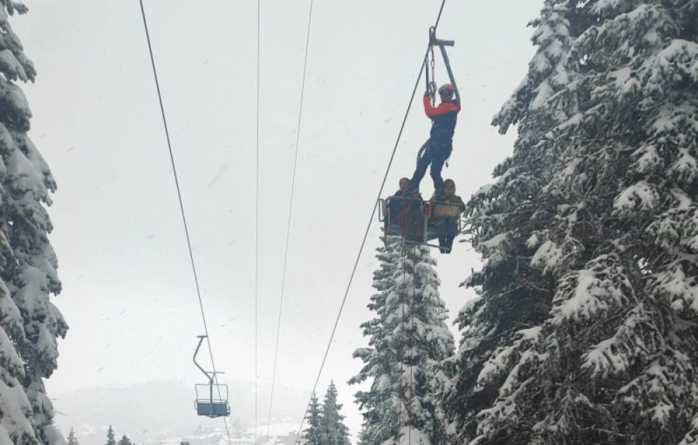 Над 50 души бяха блокирани на кабинков лифт в Бурса