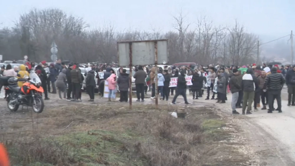 Протестиращи затвориха пътя между Плевен и Луковит край Телиш