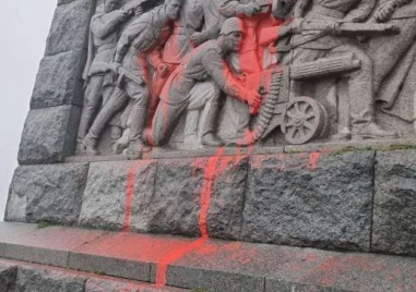 „Альоша осъмна с червена боя в Деня на почит към жертвите на комунистическия режим