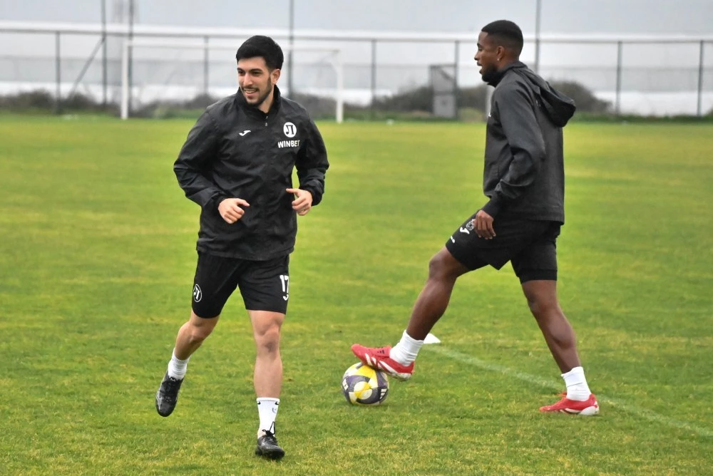 Локо не предложи договор на Лукас Салинас