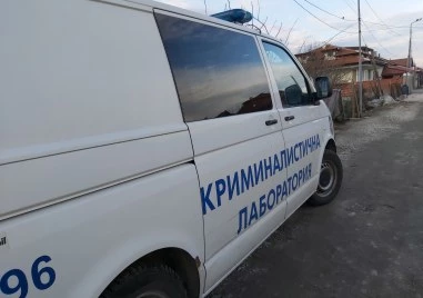 Откриха разложен труп в София, отцепиха района